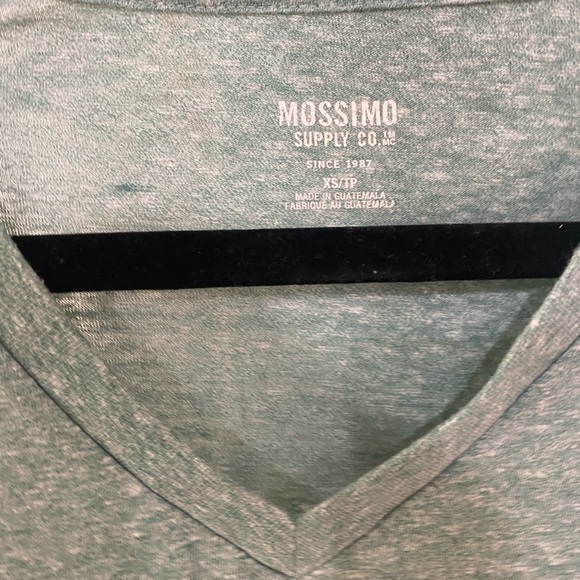 Basic Target V Neck - Picture 3 of 3